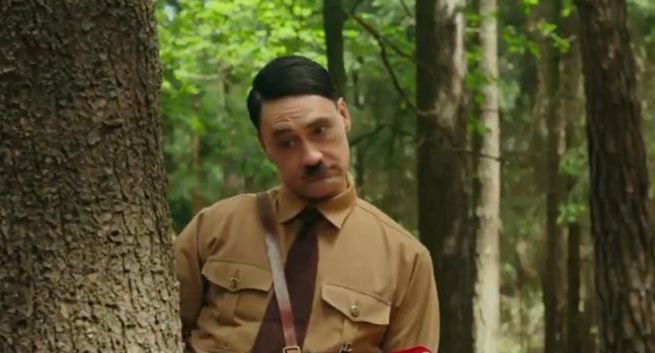Taika Waititi jako Adolf Hitler. W tym roku premiera filmu "JoJo Rabbit"