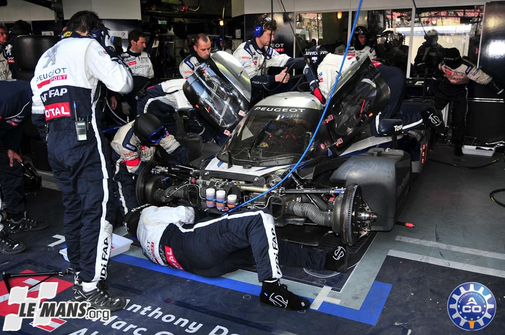 Peugeot #7 w boksach po wypadnięciu z trasy na Indianapolis.