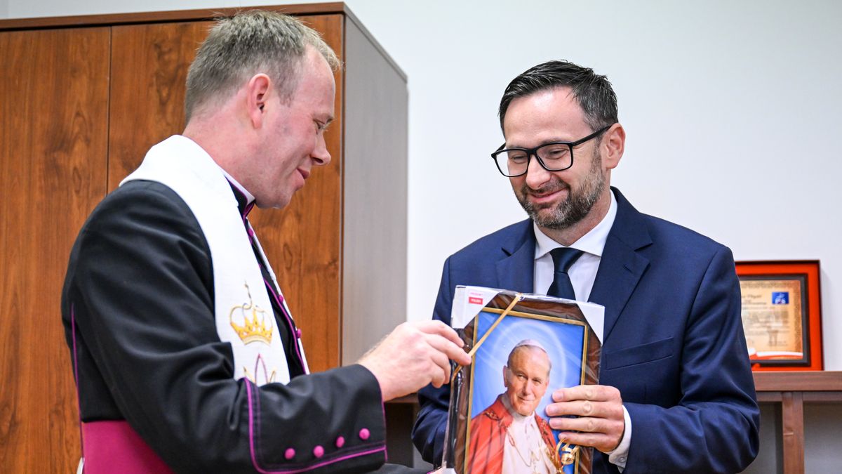 Rzeszów, 05.08.2024. Europoseł PiS Daniel Obajtek (P) i dyrektor Caritas Diecezji Rzeszowskiej ks. Piotr Potyrała (L) podczas oficjalnego otwarcia Biura Poselskiego europosła Obajtka w budynku przy ulicy Hetmańskiej w Rzeszowie, 5 bm. (aldg) PAP/Darek Delmanowicz