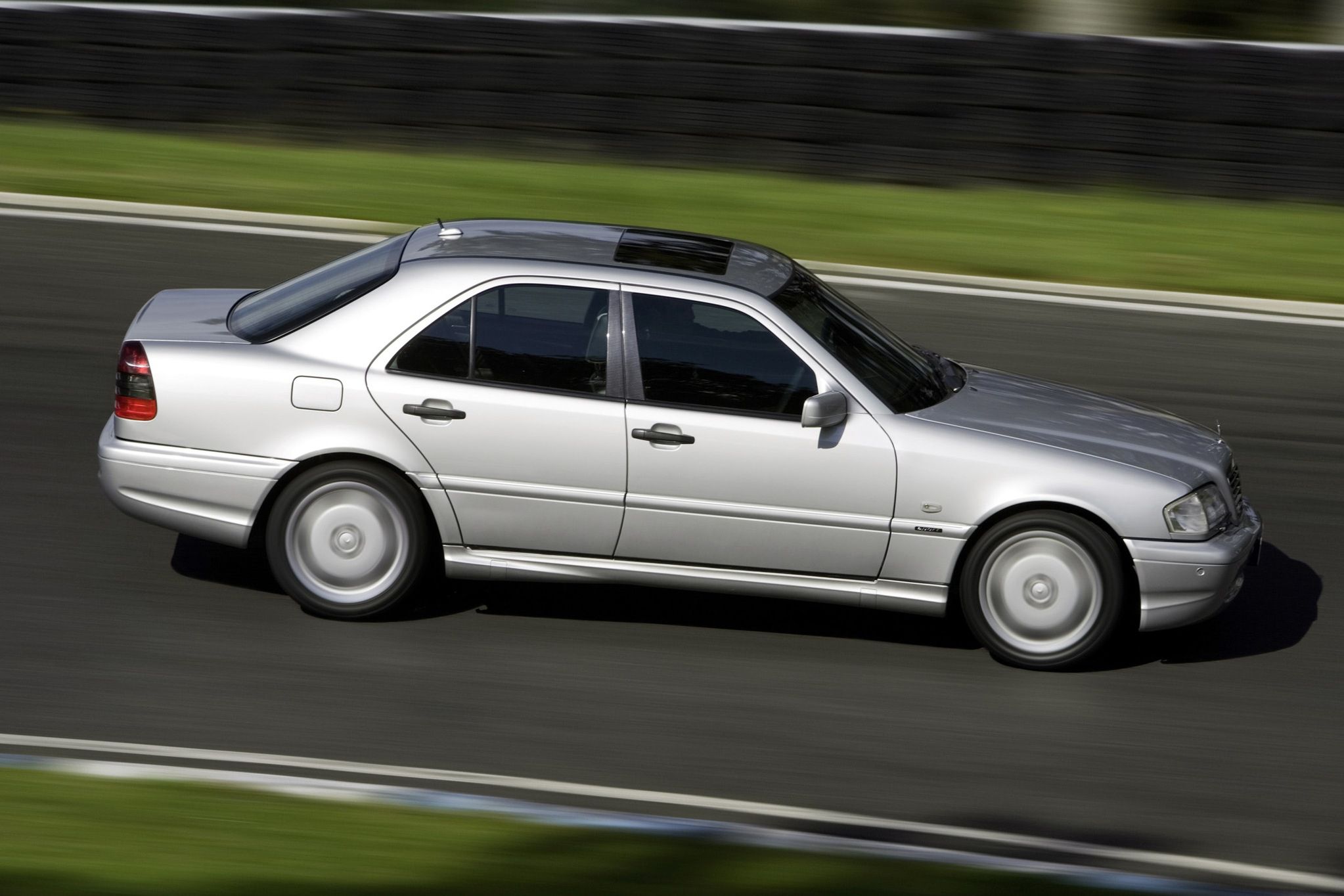Mercedes C43 AMG - niepozorny, ale z V8 pod maską i nie brakuje mu elegancji. Być może klasyk w przyszłości.