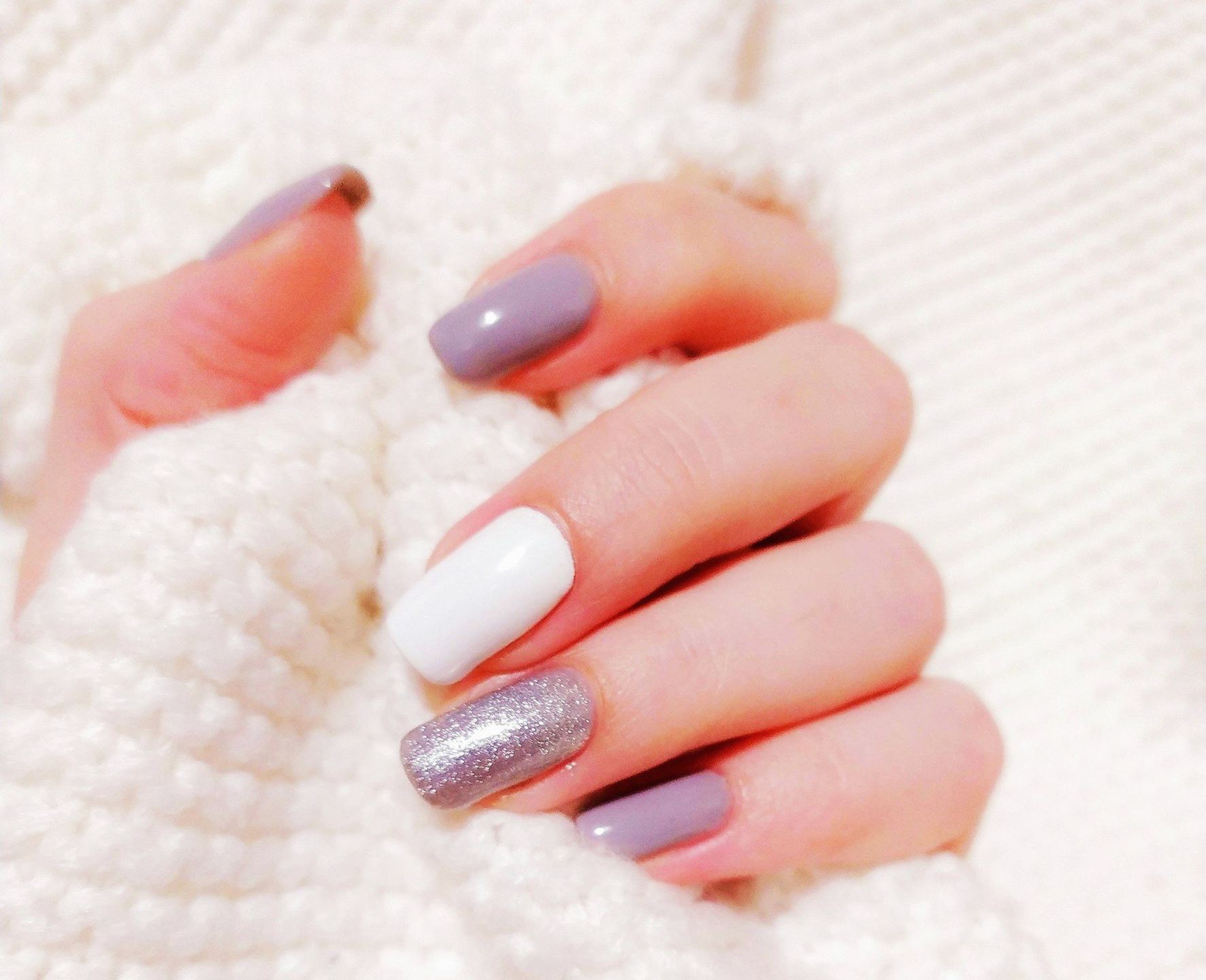 Pamiętaj, by zadbać o odżywkę do paznokci, zwłaszcza jeśli stosujesz hybrydę czy żel. Zdrowa płytka to podstawa, by kolory i efekty prezentowały się perfekcyjnie. 