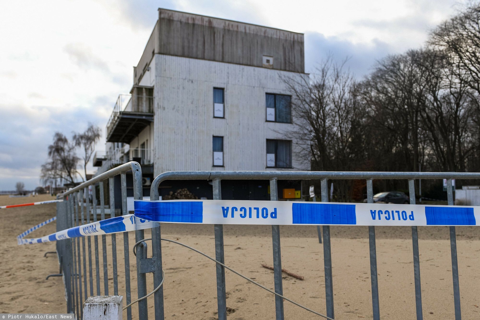 Policjanci przeszukują Nową Zatokę (dawniej Zatokę Sztuki)