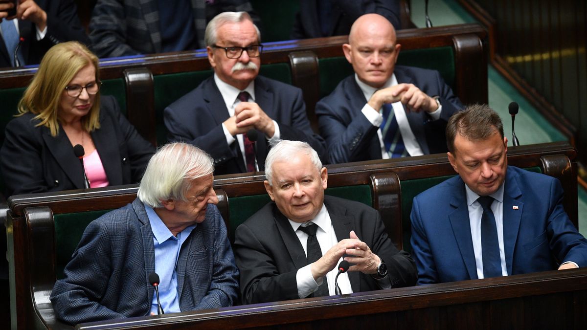 Na zdjęciu Ryszard Terlecki, Jarosław Kaczyński i Mariusz Błaszczak w ławach sejmowych
