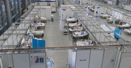 Szpital covidowy w Poznaniu. Chorymi opiekują się strażacy