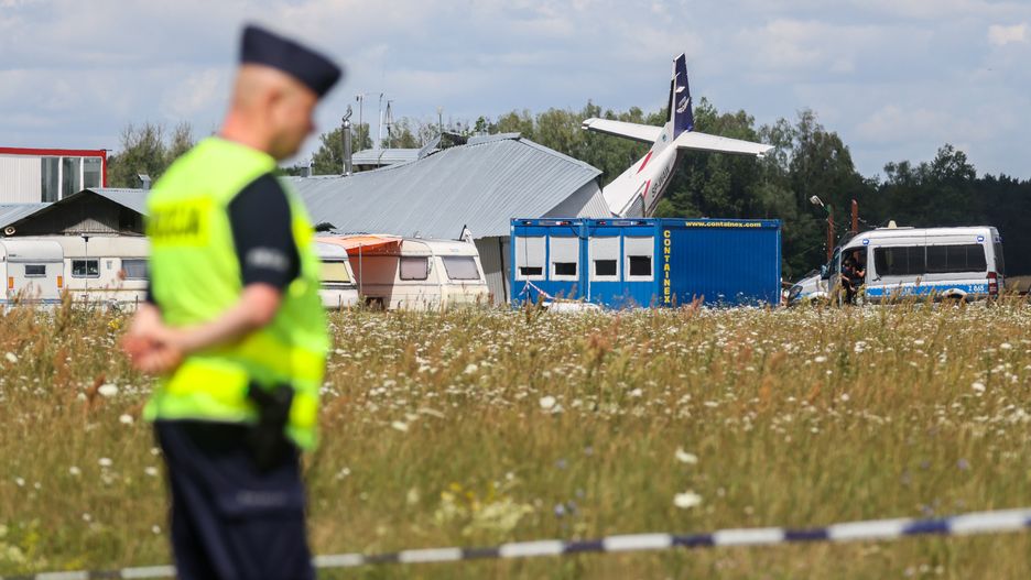 miejsce katastrofy
Chrcynno (pow. nowodworski), 18.07.2023. Miejsce katastrofy lotniczej w Chrcynnie, 18 bm. Do wypadku dosz�o wczoraj wieczorem. Samolot cessna podczas l�dowania w z�ych warunkach atmosferycznych uderzy� w hangar, w kt�rym schroni�a si� grupa ludzi. Wg informacji podanych przez rzecznika Komendanta Sto�ecznego Policji zgin�o pi�� os�b, a osiem odnios�o obra�enia. (ad) PAP/Leszek Szyma�ski
Leszek Szyma�ski
hangar, katastrofa lotnicza, l�dowanie, lotnisko, wypadek lotniczy