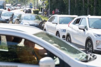 Starszy pan czyści wycieraczki. W ciągu kilkunastu lat nie miał nawet urlopu