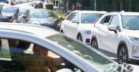 Starszy pan czyści wycieraczki. W ciągu kilkunastu lat nie miał nawet urlopu
