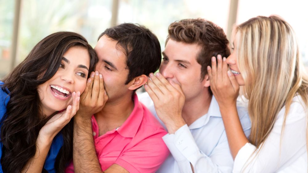 Zdjęcie plotkujących osób / Shutterstock