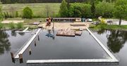 Nowe pomosty nad Jeziorem Bąk w Okonku. Sezon kąpielowy zbliża się wielkimi krokami