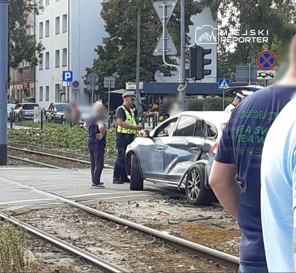 Warszawa: Kierujący Volvo wjechał pod tramwaj na Woli