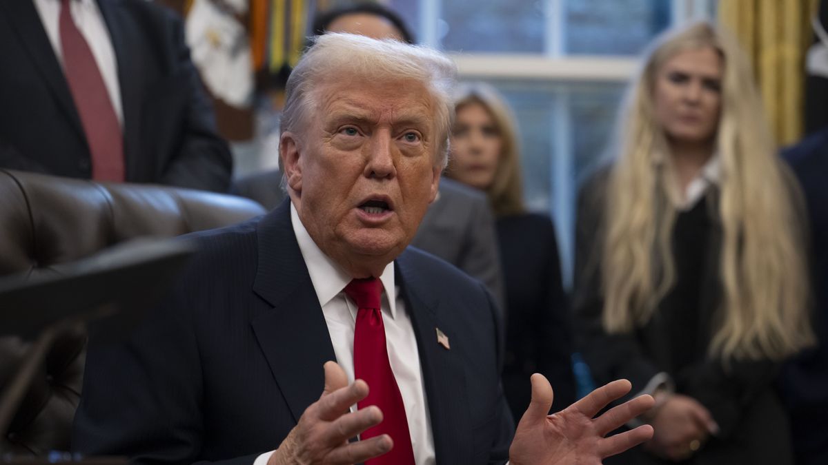 US President Donald Trump speaks to members of the media following a swearing in ceremony for Sergio Gor, the new US Ambassador to India, in the Oval Office at the White House in Washington, USA, 10 November 2025. EPA/GRAIG HUDSON / POOL Dostawca: PAP/EPA.