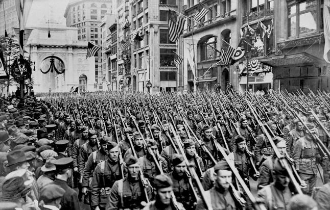Żołnierze 77 Dywizji Piechoty podczas defilady w Nowym Jorku