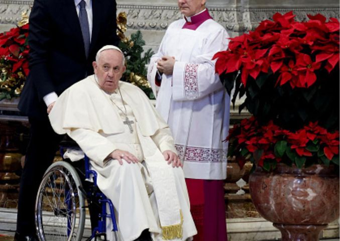Papież Franciszek porusza się na wózku inwalidzkim