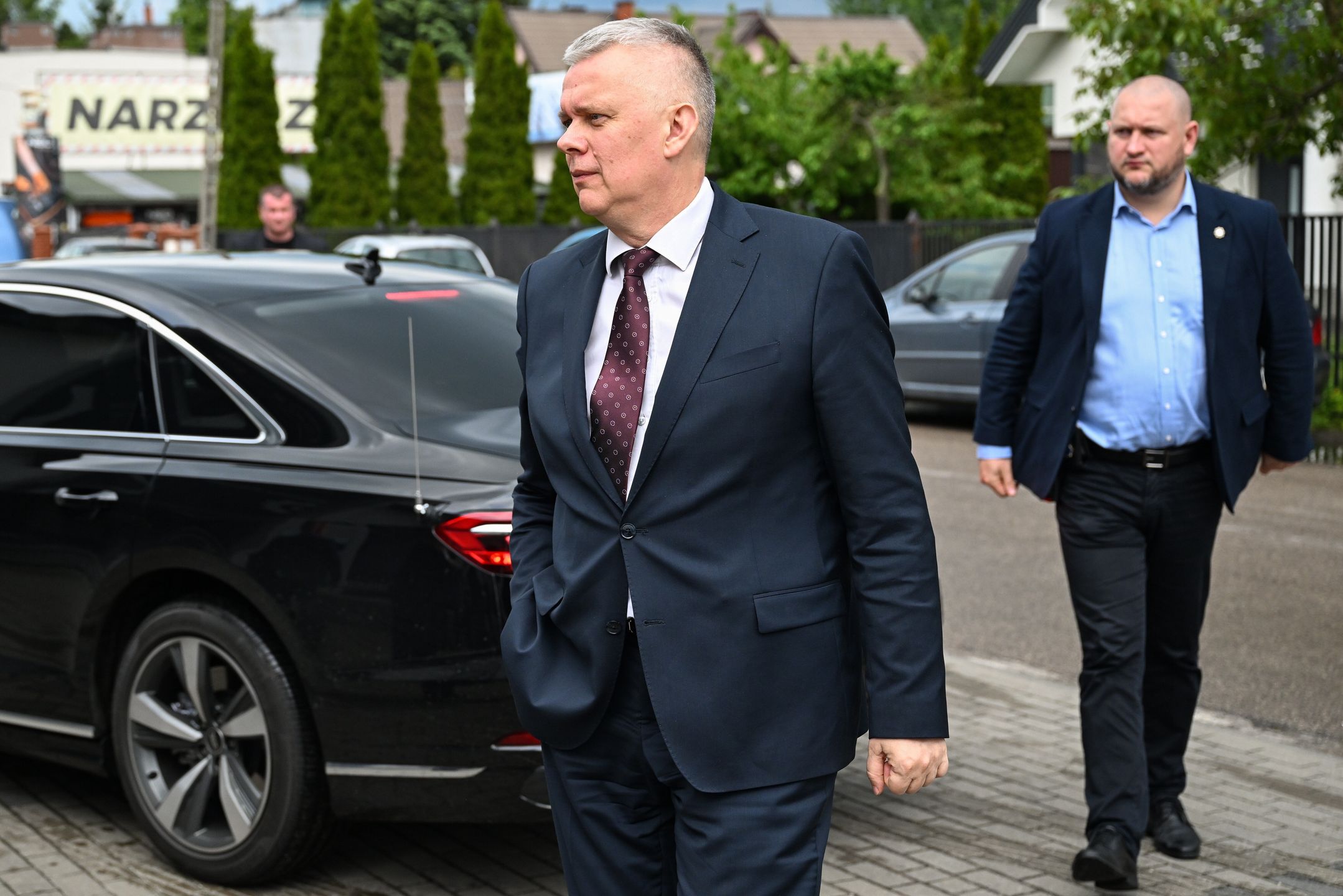 Łuków, 22.05.2025. Minister spraw wewnętrznych i administracji, koordynator służb specjalnych Tomasz Siemoniak (L) w drodze na briefing prasowy w Łukowie, 22 bm. (ad) PAP/Wojtek Jargiło