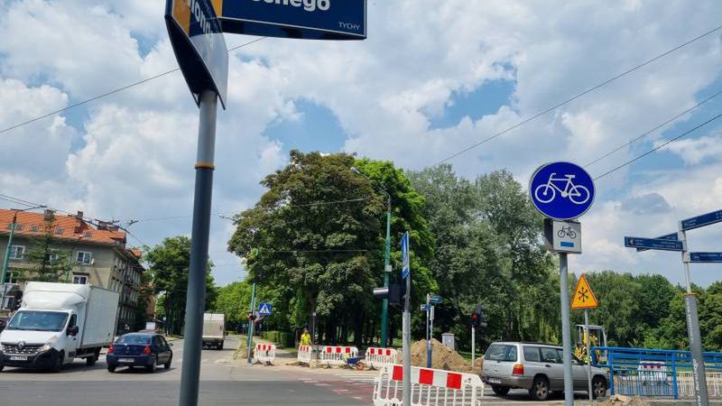 Tychy. W wielu miejscach spotkamy robotników drogowych.