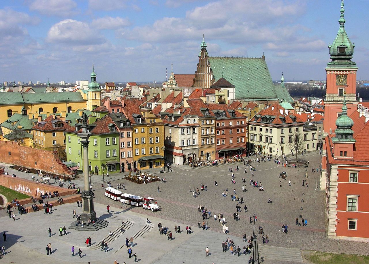 Zarobki w Polsce. Dyrektorzy w warszawskim ratuszu dostają więcej niż ministrowie