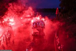 Legia Warszawa piłkarskim mistrzem Polski. W stolicy świętują na wodzie i w powietrzu