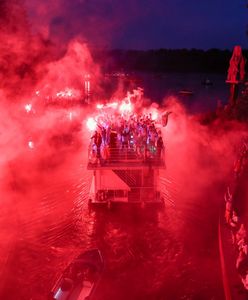 Legia Warszawa piłkarskim mistrzem Polski. W stolicy świętują na wodzie i w powietrzu