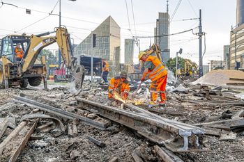 Warszawa. Remont torowiska tramwajowego na Placu Zawiszy potrwa dłużej niż zaplanowano