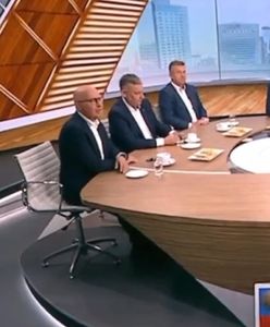 "Błazenada. Kabarecik". Chodzili wokół stołu w TVP z niemiecką flagą