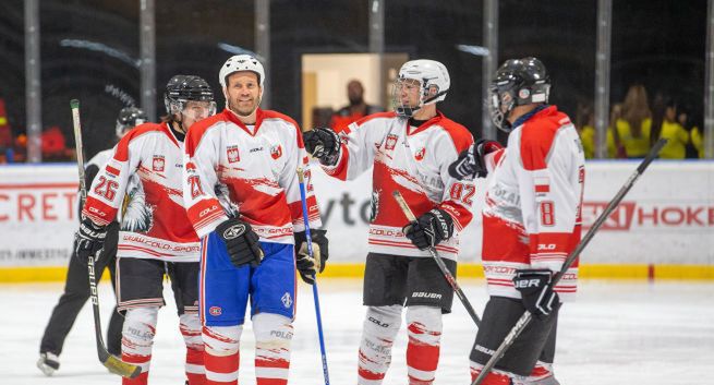 Artyści zagrali z dziennikarzami TVN24 w hokeja. Cel: charytatywny