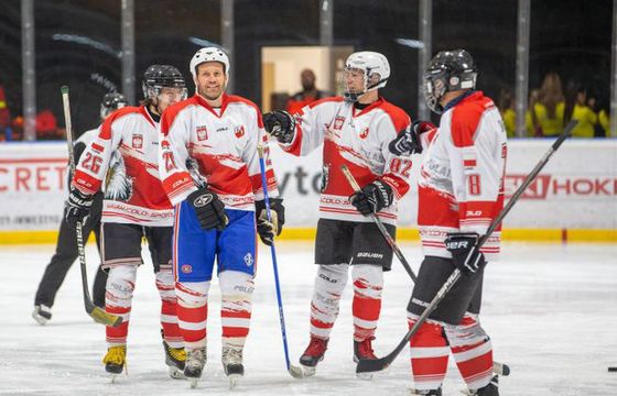 Artyści zagrali z dziennikarzami TVN24 w hokeja. Cel: charytatywny