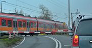 Toruń: Niespodziewane utrudnienia na przejeździe kolejowym. Awaria zasilania paraliżuje ruch
