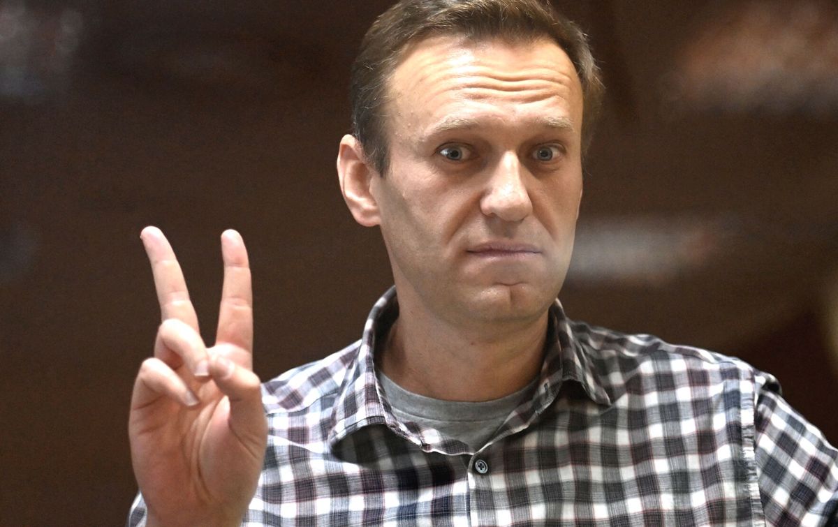 Aleksiej Nawalny za szybą w sądzie, Moskwa, styczeń 2022 r.