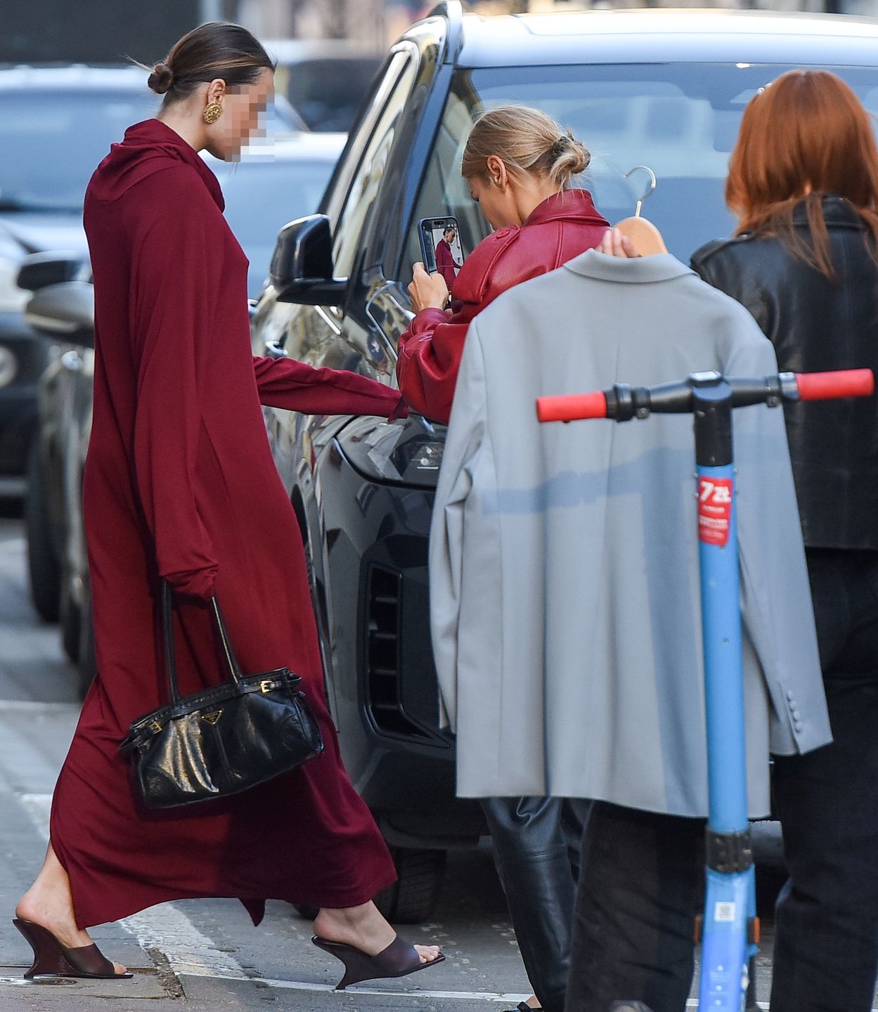 Maja Bohosiewicz robi zdjęcia przed swoim butikiem