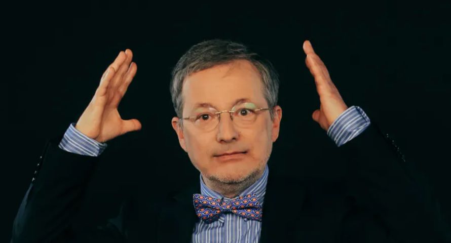 Jan Wróbel pisze dla Zero.pl. Współpracuje z sześcioma redakcjami