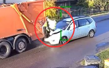 Stał na stopniu śmieciarki. Kia uderzyła. Wstrząsające nagranie