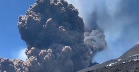 Potężna erupcja Etny. Potężne kłęby dymu nad Sycylią