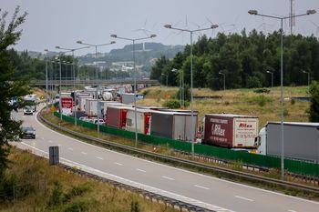 A4 pod Wrocławiem: Wielkie utrudnienia na autostradzie. Pojazd osobowy blokuje pas ruchu