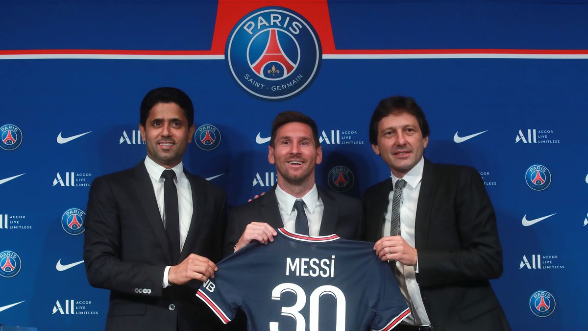 epa09409490 Paris Saint-Germain's president Nasser Al-Khelaifi (L), sports director Leonardo (R) and Argentinian striker Lionel Messi (C) pose with his new PSG jersey after his press conference as part of his official presentation at the Parc des Princes stadium, in Paris, France, 11 August 2021. Messi arrived in Paris on 09 August and signed a contract with French soccer club Paris Saint-Germain.  EPA/CHRISTOPHE PETIT TESSON Dostawca: PAP/EPA.