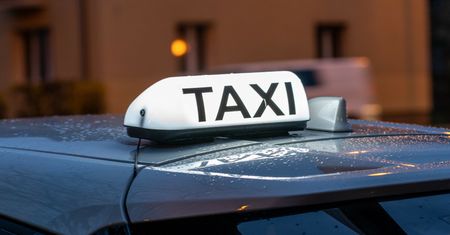 Bez polskiego prawa jazdy kierowcy "na aplikację" nie pojadą? Bolt, Free Now i Uber są przeciw