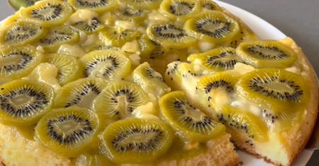 Zalewam kiwi ciastem i wkładam do piekarnika. To najprostszy deser, jaki znam