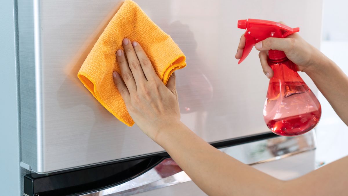 Lodówki ze stali nierdzewnej bardzo szybko się brudzą. 