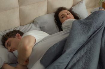 "Nocny rozwód". Na czym polega wakacyjny trend wśród par?