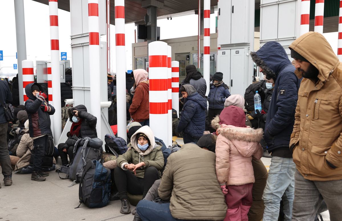 Kryzys na granicy. Migranci rozbijają namioty na przejściu granicznym w Bruzgach 