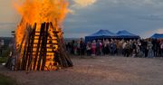 Na Czubatce w Kluczach zapłonęła tradycyjna sobótka. Na imprezie bawiły się tłumy mieszkańców