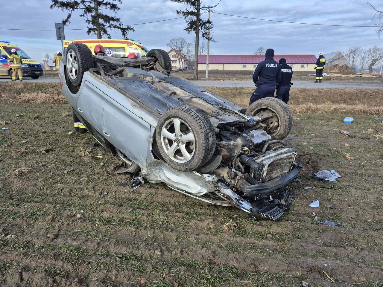 Dachowanie w Siemieniu, droga zablokowana, dwie osoby w szpitalu!