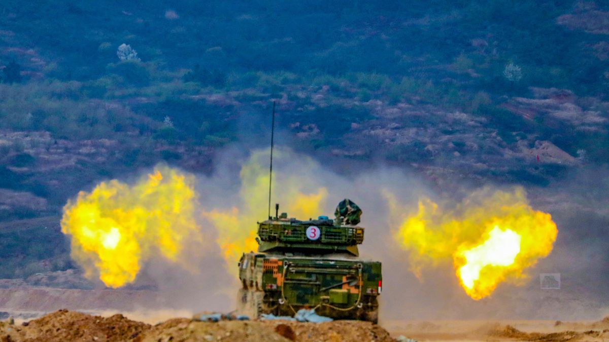 Manewry wojskowe w Chinach - zdjęcie ilustracyjne