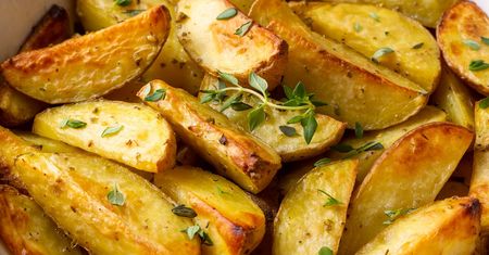 Zalewam ziemniaki i wstawiam do piekarnika. Tak pyszne, że można jeść bez kotleta
