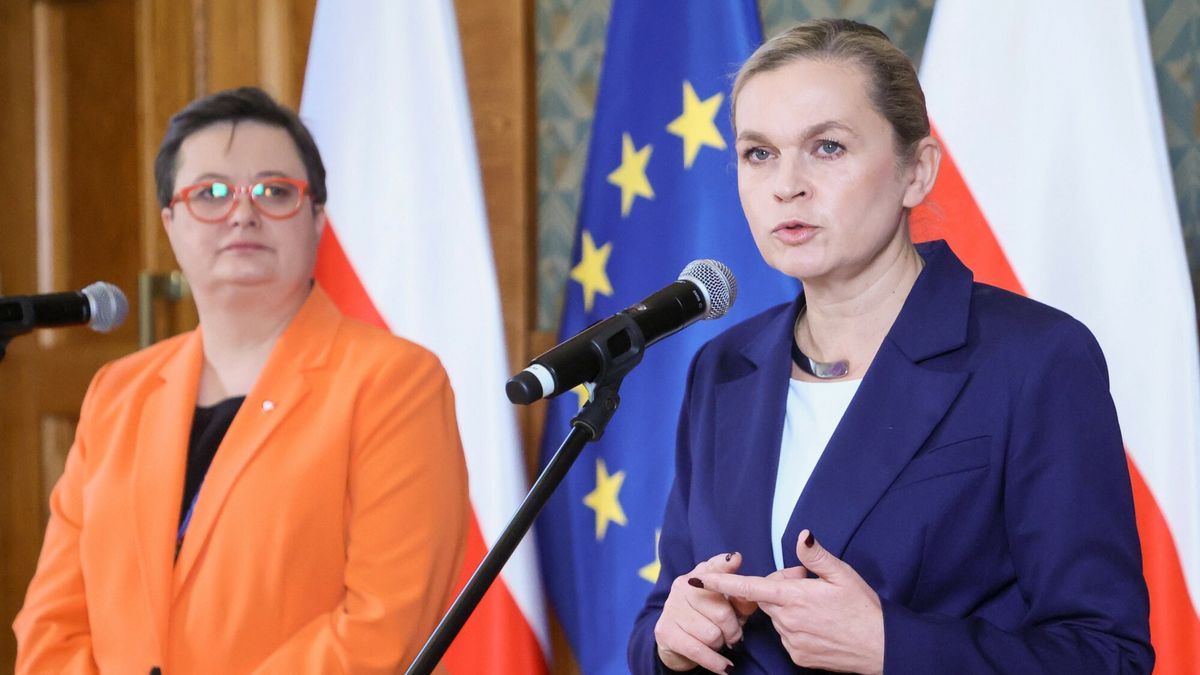 Wiceszefowa MEN Katarzyna Lubnauer (L) odpowiada ws. zakazu smar