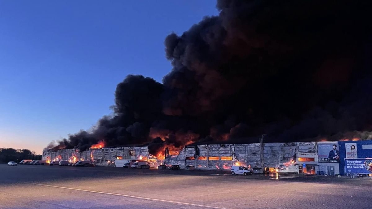 Pożar kompleksu handlowego przy ul. Marywilskiej 44 w Warszawie