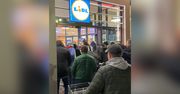 Szturm na Lidla. "Kolejka już przed 6:00". Wszystko nagrali