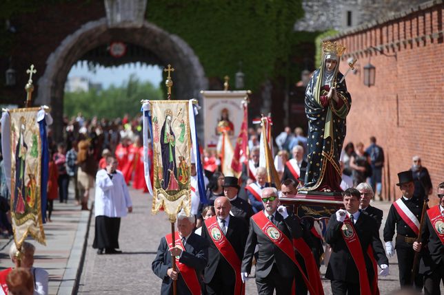 Kraków, 03.06.2021. Uroczystość Bożego Ciała w Krakowie, 3 bm. Procesja rozpoczęła się mszą świętą sprawowaną na dziedzińcu przed katedrą wawelską, po czym Drogą Królewską przeszła na Rynek Główny. (aldg) PAP/Łukasz Gągulski