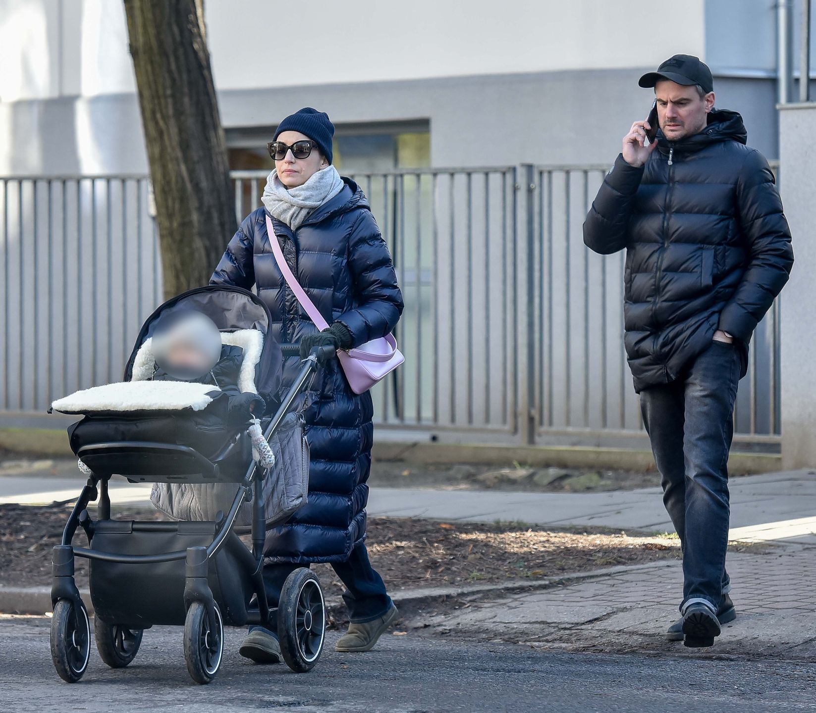 Agnieszka Więdłocha i Antoni Pawlicki spacerują z córeczką 
