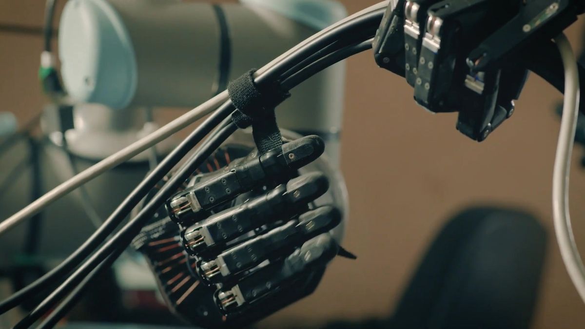 Zdalnie sterowane dłonie podczas pracy