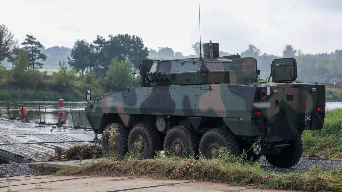 Nowogród (pow. łomżyński), 04.09.2025. Przeprawa przez rzekę Narew w okolicach Nowogrodu w ramach ćwiczeń wojskowych pk. "Żelazny obrońca 2025", 4 bm. (jm) PAP/Artur Reszko